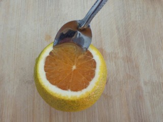 橙子果冻,用勺子挖果肉，好多汁，边挖边吃