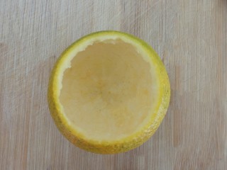 橙子果冻,刮干净里面的橙子果肉，这时你会得到一个橙子碗，准备盛满美味的果冻汁