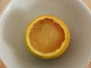 橙子果冻,放入冰箱冷冻 1 小时以上，取出