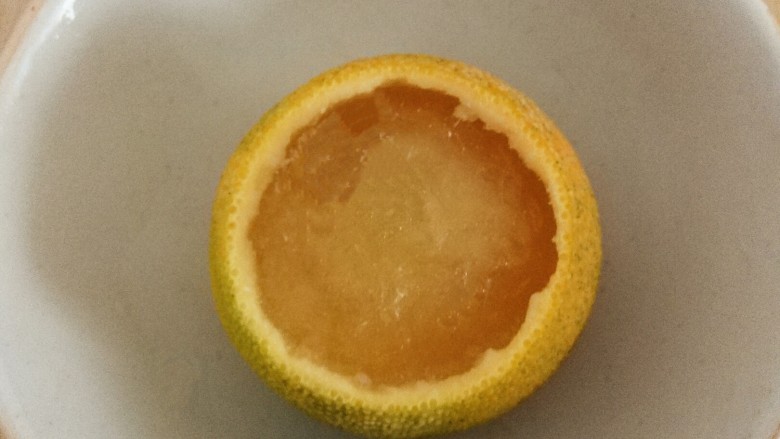 橙子果冻,放入冰箱冷冻 1 小时以上，取出