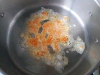 咸蛋黄腊肠豆腐,锅里油烧热后倒入蛋黄末煸炒出香味