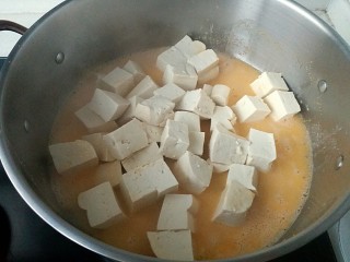 咸蛋黄腊肠豆腐,将豆腐块放入锅里再一次煮开2分钟