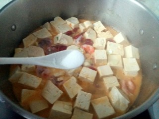 咸蛋黄腊肠豆腐,放一小匙盐调味（因为咸蛋黄本身是咸的所以不要放多了）