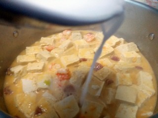 咸蛋黄腊肠豆腐,出锅前倒入少许的水淀粉使之豆腐更滑嫩入味