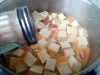 咸蛋黄腊肠豆腐,放入白胡椒粉去腥提鲜，用铲子翻动均匀入味