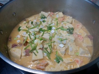 咸蛋黄腊肠豆腐,最后将剩下的葱花倒入，同时也将香菜段倒入锅里就可以关火了。