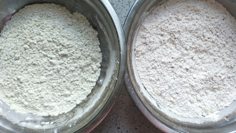 清凉西瓜曲奇饼干,120g低粉分成两份，分别是40g和80g，小份的和抹茶粉混合备用，大份的和红曲粉混合备用。