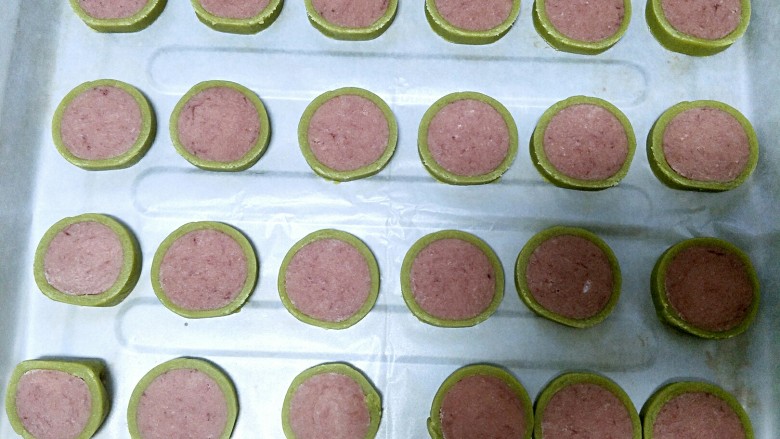清凉西瓜曲奇饼干,30分钟之后取出，切成0.5厘米左右的厚片