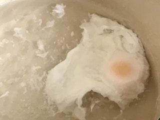 苹果红枣酒酿蛋,另大火煮一小锅水，水沸后转开小火并搅拌下水放入鸡蛋，这样鸡蛋不易粘锅。