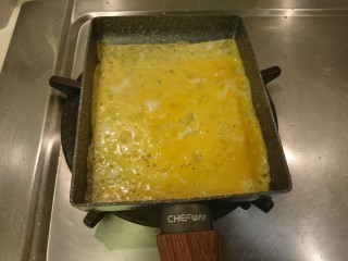 魚籽海鮮燒,將煎鍋燒熱，塗上薄油，倒上第一次的蛋液，薄薄的一層即可