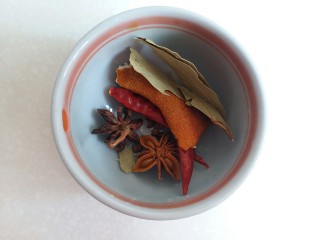 黑酱油+红烧明太鱼,准备香料：花椒：八角、陈皮、香叶、尖椒