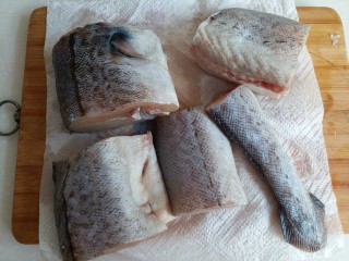 黑酱油+红烧明太鱼,腌制好的鱼段放在厨房纸吸干水分