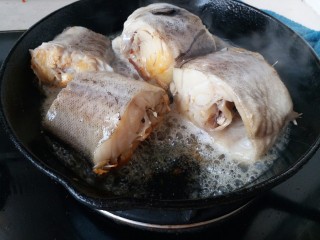 黑酱油+红烧明太鱼,热锅冷油将鱼块放入煎锅里，将鱼段煎至金黄