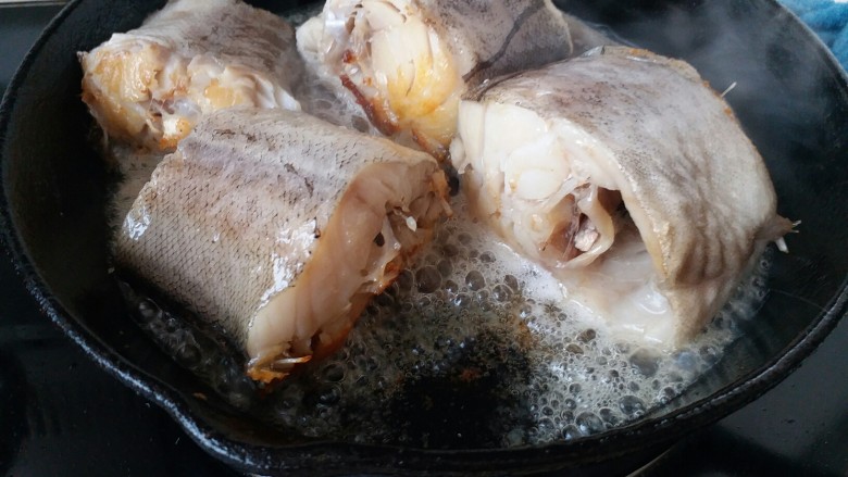 黑酱油+红烧明太鱼,热锅冷油将鱼块放入煎锅里，将鱼段煎至金黄