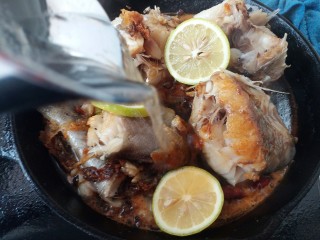 黑酱油+红烧明太鱼,将柠檬切片放入鱼锅里，倒入开水抹过鱼开大火炖
