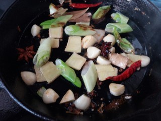 黑酱油+红烧明太鱼,煎锅放了2大勺玉米油加热后放入葱姜蒜及步骤5中的香料煸香