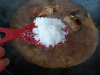 黑酱油+红烧明太鱼,换另一口炒锅（上面那个平底锅放水后有点往外淌水）再放一勺白糖提鲜，大火烧开后转小火，最后再开大火收汁。