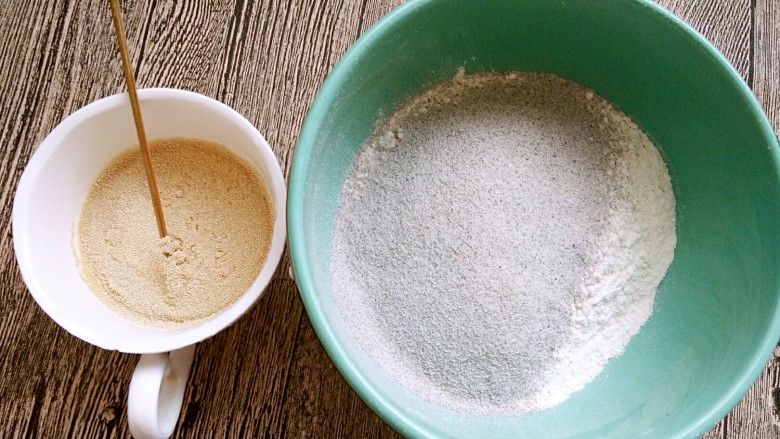 中式点心+黑米荷叶饼,将酵母粉放入温水中搅拌一分钟溶解。
黑米粉与面粉混合放入大碗