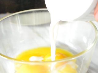 戚风蛋糕
,蛋黄蛋清分离，蛋黄倒入牛奶