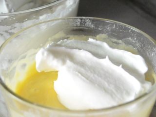 戚风蛋糕
,挖三分之一蛋白霜倒入面糊里，切拌均匀