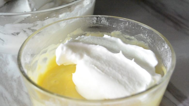 戚风蛋糕
,挖三分之一蛋白霜倒入面糊里，切拌均匀
