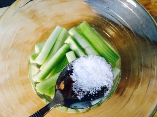 天干物燥，别上火。—丝瓜虾仁海鲜菇,泡盐水里，备用。
