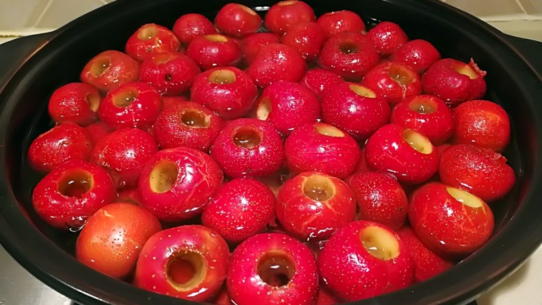 自制红果罐头,煮开的糖水里放入红果，煮开立刻关火，我的锅煮开在五分钟左右