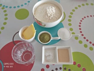 抹茶麻薯软欧,准备好抹茶面团的材料，高筋粉，抹茶粉，糖，黄油，盐，酵母，水