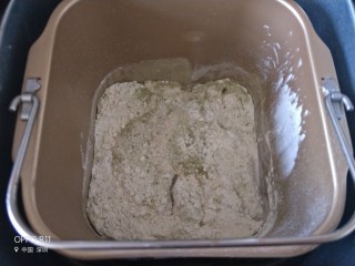 抹茶麻薯软欧,除了盐和黄油外的抹茶面团材料放入面包桶，选择和面程序的iMix