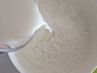 抹茶麻薯软欧,除了黄油，所有的麻薯材料混合一起加入牛奶搅拌均匀