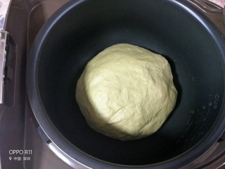 抹茶麻薯软欧,取出发酵好的面团