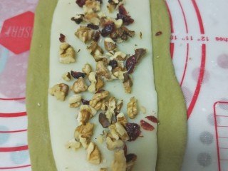 抹茶麻薯软欧,在麻薯上撒上核桃碎和蔓越莓干