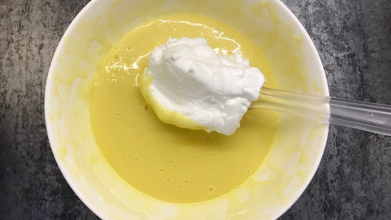 原味戚风蛋糕,先取三分一蛋白霜跟蛋黄糊混合翻拌均匀