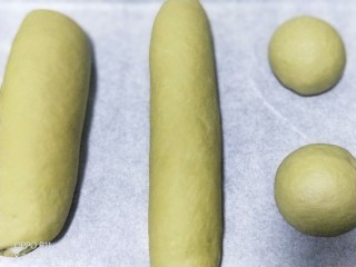 抹茶麻薯软欧,剩下的面团同样的方法整形后第二次发酵，形状可自己随意，长条的，原形的随意发挥