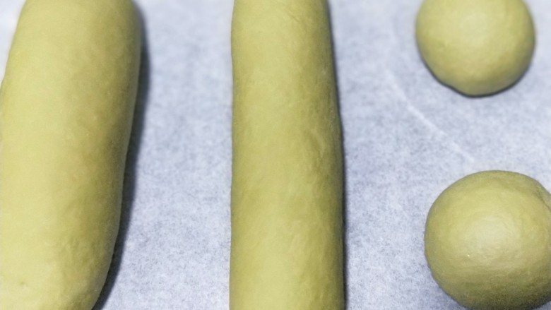 抹茶麻薯软欧,剩下的面团同样的方法整形后第二次发酵，形状可自己随意，长条的，原形的随意发挥