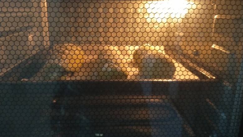 抹茶麻薯软欧,烤箱中层，上下火170°烤20分钟