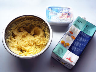 奶酪夹心巧克力派,制作奶酪馅。奶油奶酪室温或隔热水软化后，加入糖粉，淡奶油，搅打至顺滑蓬松的状态，装入裱花袋。
