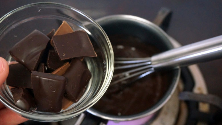 巧克力北海道戚风,将黑巧克力碎加热入到热卡仕达酱中，拌至融化，然后坐入冰水搅拌冷却降温。
