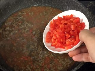 宝宝辅食之牛肉土豆泥,煮至半干时，加入甜椒，翻炒均匀。
