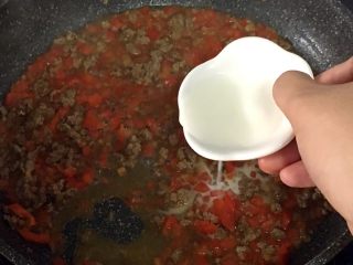 宝宝辅食之牛肉土豆泥,继续加入兑水后的淀粉，继续用大火煮开。煮至粘稠即可。出锅前加少许盐调味。