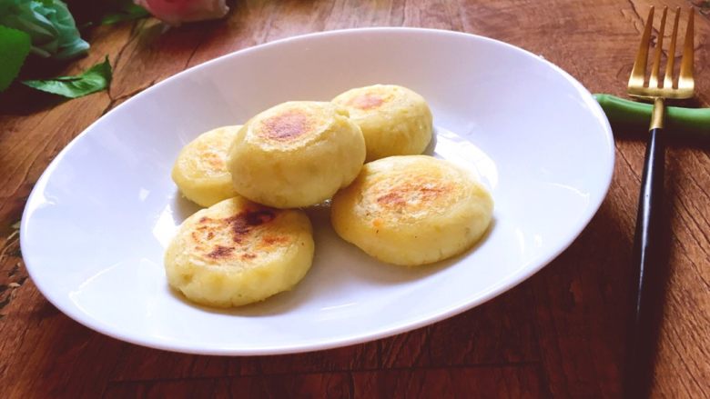 中式点心+土豆饼,小火煎至两面金黄即可装盘食用