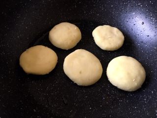 中式点心+土豆饼,锅里放少许油，油热后将土豆饼放入锅中