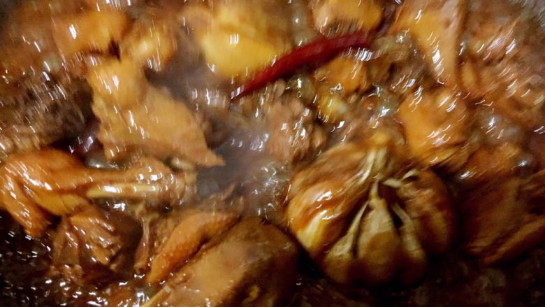 黑酱油➕啤酒鸭,待汤汁渐干时调味，加少许鸡精，用筷子插一下，能插入即肉熟了，然后大火收汁。