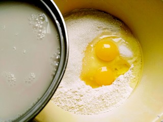 紫薯面包,将高粉、鸡蛋、白糖、盐放入料理盆中，牛奶温热30度左右，加入酵母粉拌匀，静置一会儿，倒入料理盆中搅拌成絮状，和成团