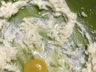 蓝莓乳酪塔,加入室温的鸡蛋50克，继续搅打至均匀，鸡蛋分次打会比较容易打匀。