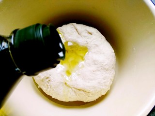 紫薯面包,倒入橄榄油，慢慢与面团揉合在一起