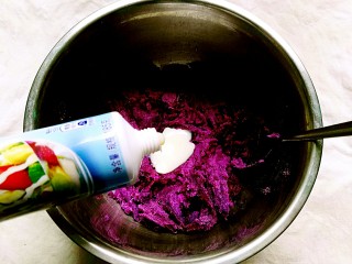 紫薯面包,发面的时间，将紫薯蒸熟压成泥，加入炼乳拌匀，团成小球