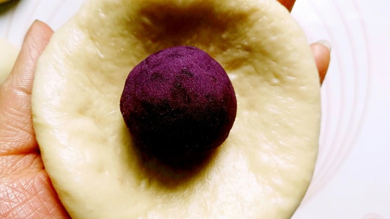 紫薯面包,将紫薯球放在圆饼正中央