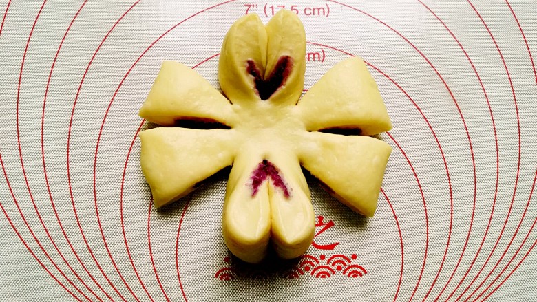 紫薯面包,以上下左右切口为中心，将相邻两个小花瓣翻转成心形