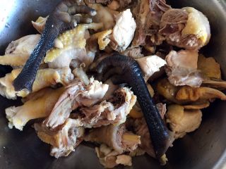 小鸡炖蘑菇,焯好的鸡肉用温水洗净，沥干水分。
